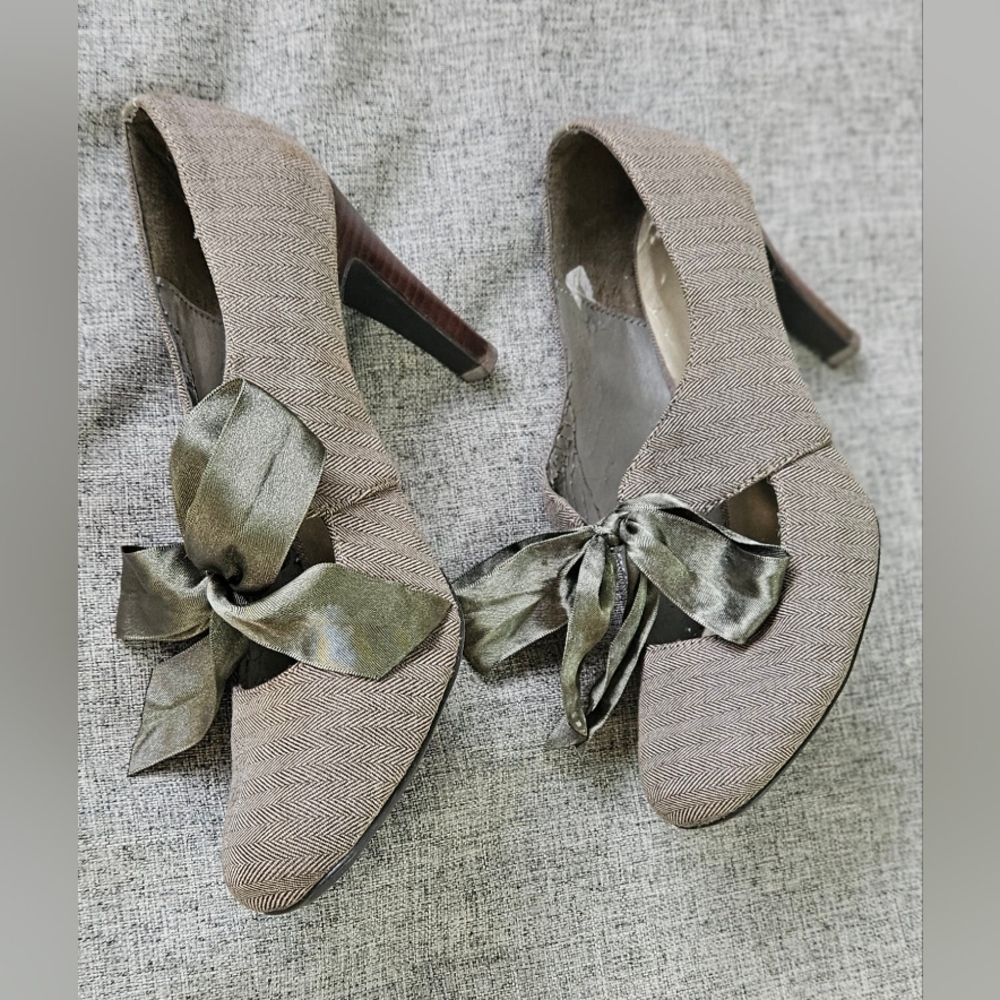 ๐ Rare Herringbone Gray Knit Pump Heels With Satin Bow๐ - Picture 6 of 13